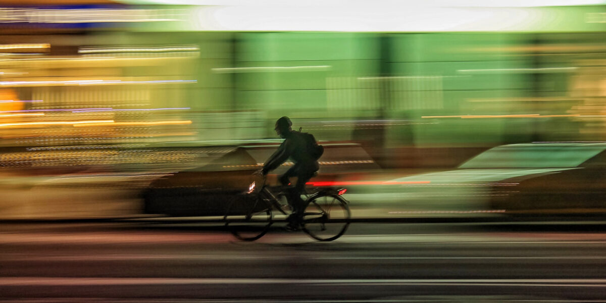Bild zu “Licht ins Dunkel: So kommen Fußgänger und Radfahrer sicher durch Herbst und Winter”