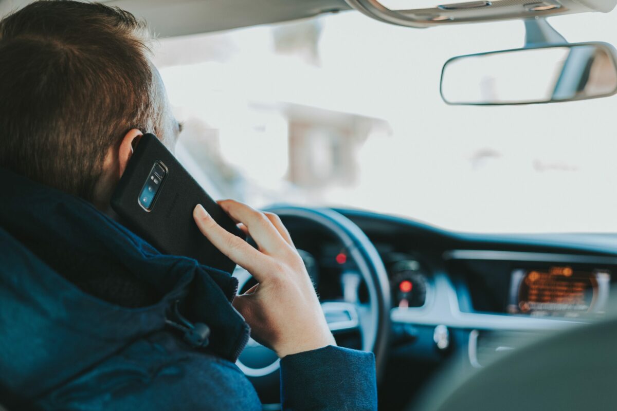 Bild zu “Das Handyverbot während der Autofahrt reicht über das Telefonieren hinaus”