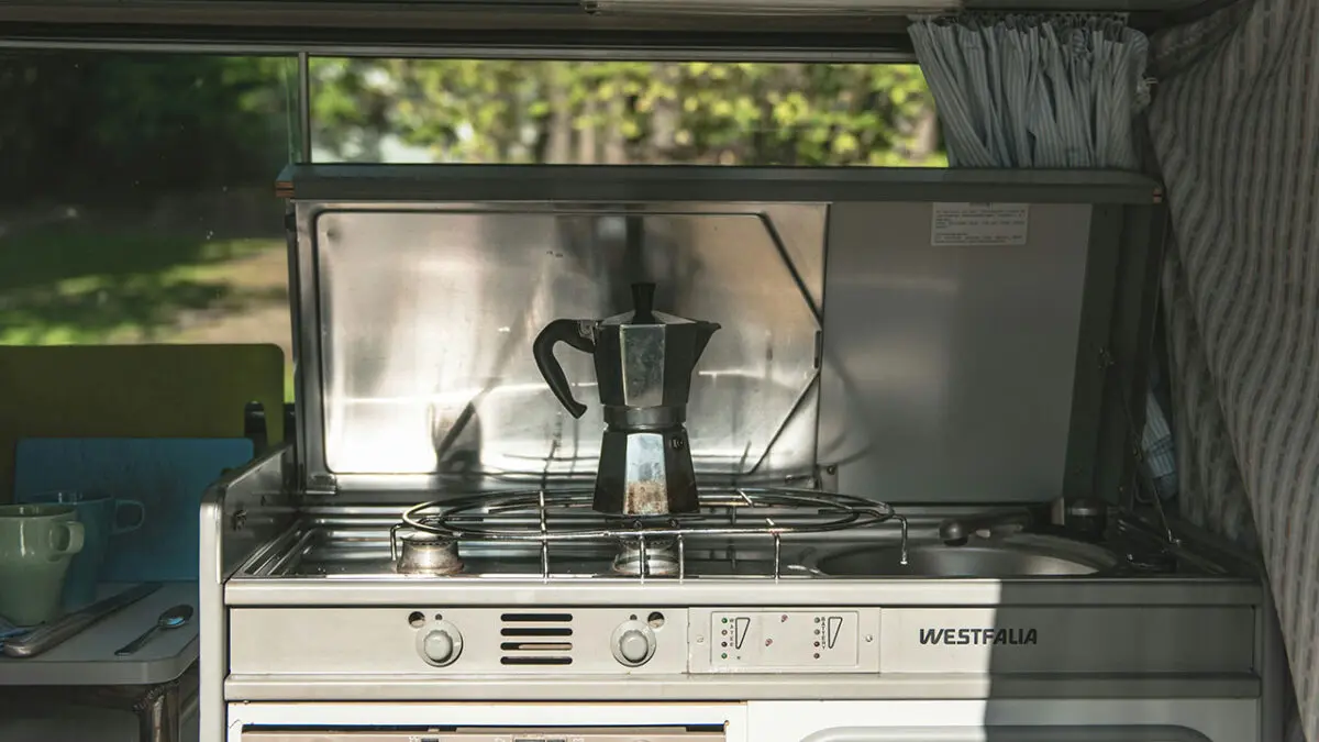 Bild zu “Sicher kochen im Camper: Stets auf die Gasprüfung und eine gute Lüftung achten”